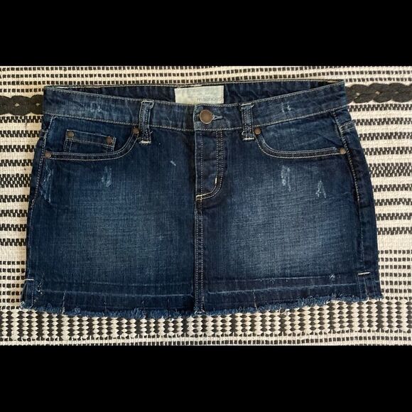 Maurices Distressed Denim Mini Skirt Blue Raw Hem Juniors Size 5 - Picture 2 of 5